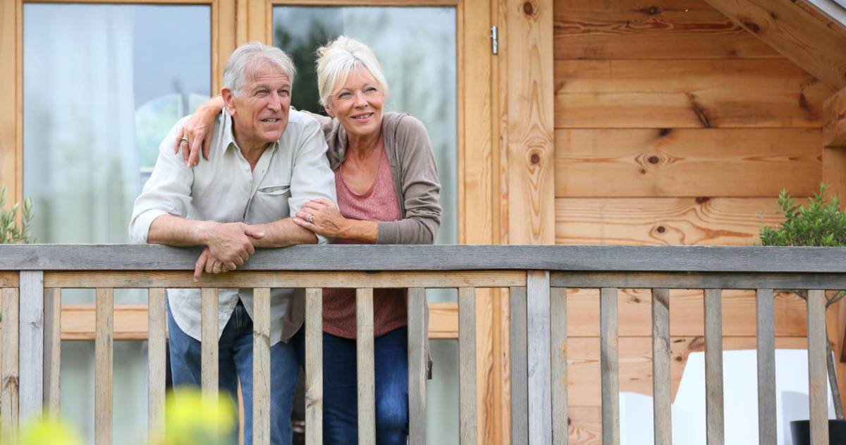 Stel kijkt vanaf het balkon  