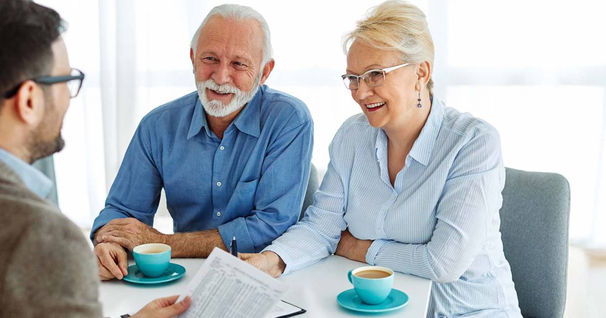 Senior stel heeft een afspraak met een adviseurt over krediet