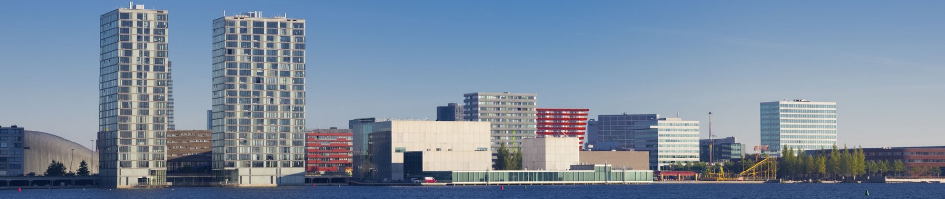 panoramabeeld van Almere aan het water